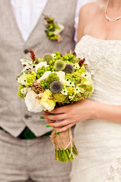 Närbild av brudar blommor på bröllopsdagen — Stockfoto