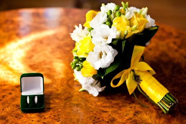 Boeket van mooie bruiloft bloemen en ringen — Stockfoto