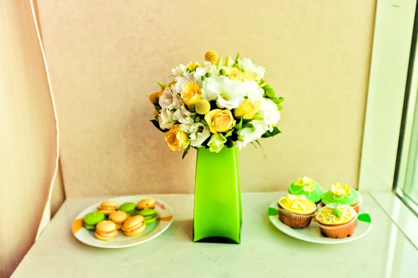 Boeket van mooie bruiloft bloemen op cupcakes — Stockfoto