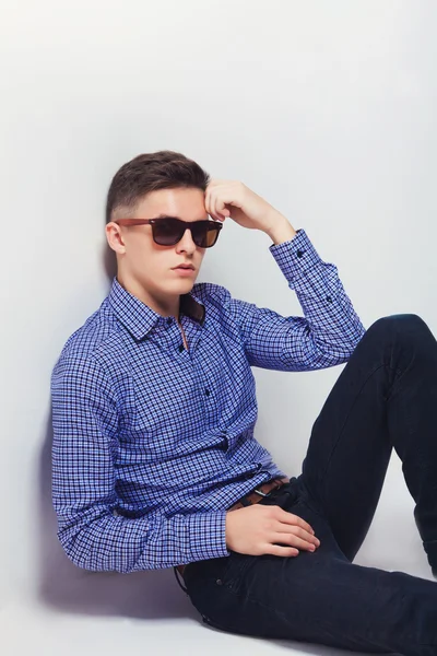 Przystojny moda mężczyzna nosi okulary myślenia — Zdjęcie stockowe