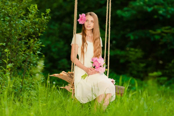 屋外の花の花束で美しい少女 — ストック写真