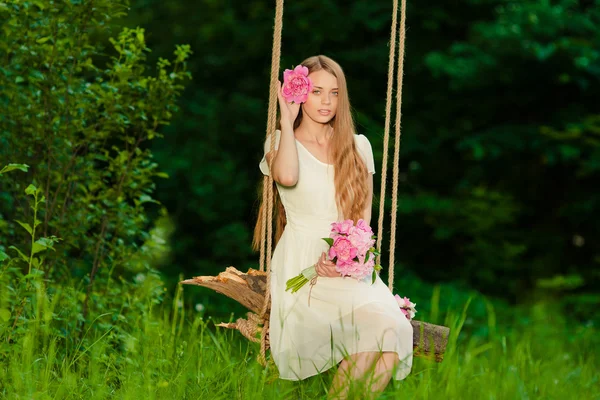 Beautiful girl with bouquet of flowers in outdoor — Stock Photo, Image