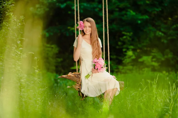 Hermosa chica con ramo de flores en el exterior — Foto de Stock