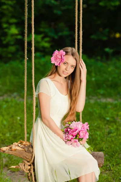 屋外の花の花束で美しい少女 — ストック写真