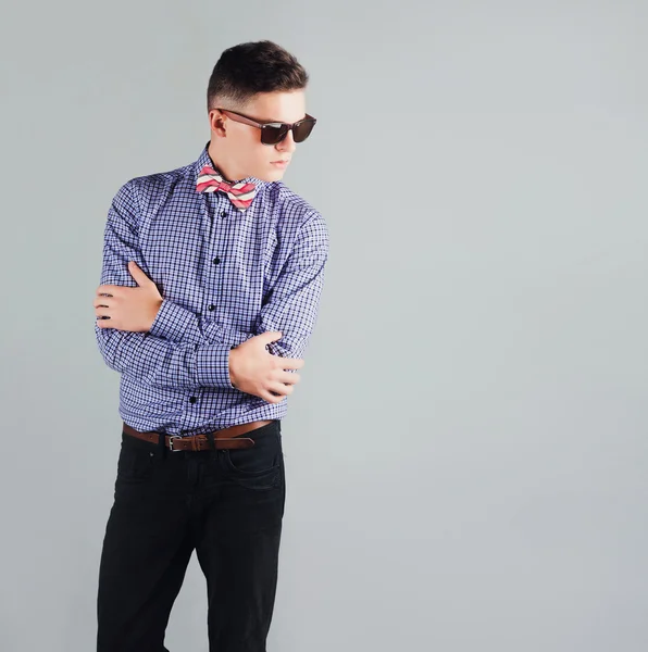 Düşünme güneş gözlüğü takan yakışıklı moda erkek — Stok fotoğraf