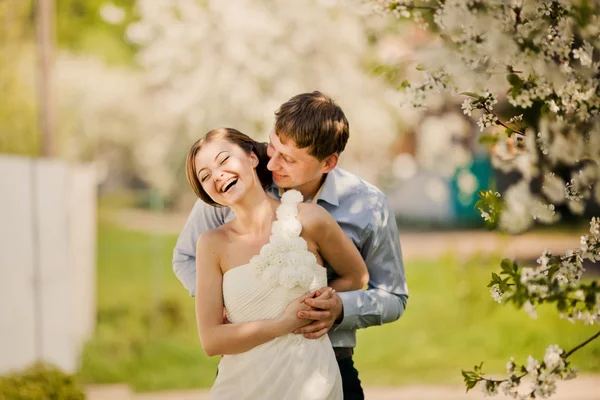 Портрет молодой любящей пары в цветущем парке — стоковое фото