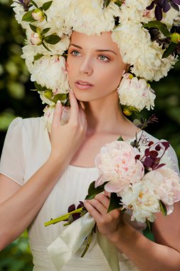 güzel genç kız çiçek başında kasketi