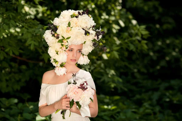 Krásná mladá dívka s uzávěrem květin na hlavu — Stock fotografie