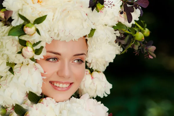 Красива молода дівчина з шапочкою з квітами на голові — стокове фото