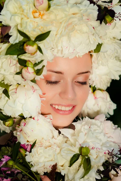 Krásná mladá dívka s uzávěrem květin na hlavu — Stock fotografie