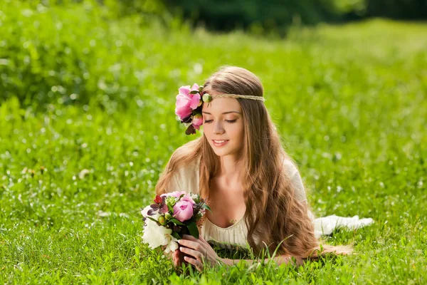 Menina bonita com buquê de flores ao ar livre — Fotografia de Stock