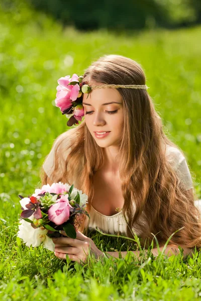 Menina bonita com buquê de flores ao ar livre — Fotografia de Stock