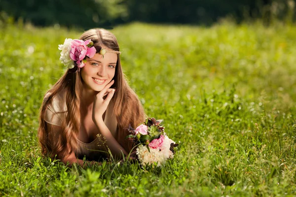 Beautiful girl with bouquet of flowers in outdoor — Stock Photo, Image