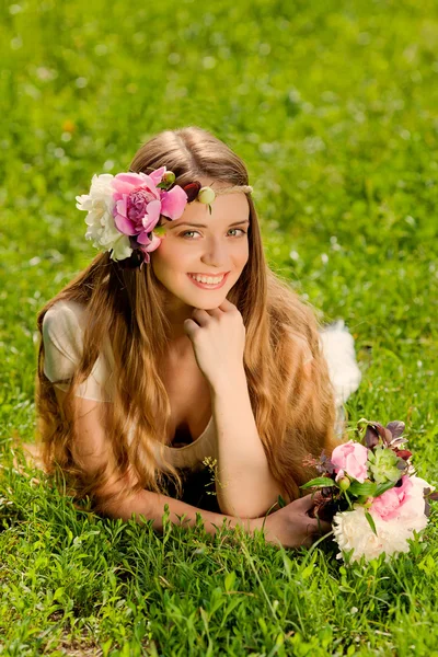 Menina bonita com buquê de flores ao ar livre — Fotografia de Stock