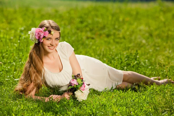 Hermosa chica con ramo de flores en el exterior — Foto de Stock