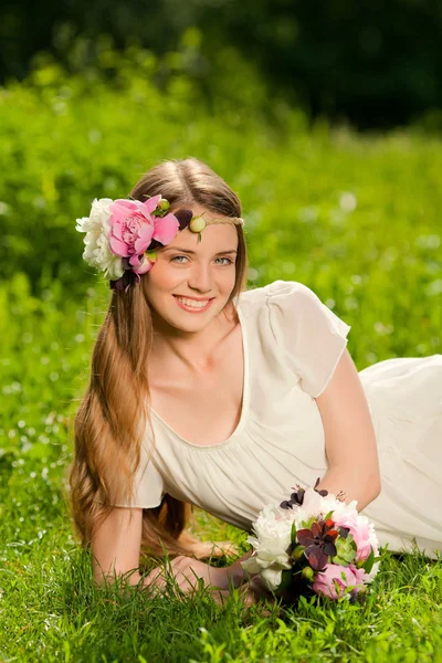Piękna dziewczyna z bukietem kwiatów w odkrytym — Zdjęcie stockowe