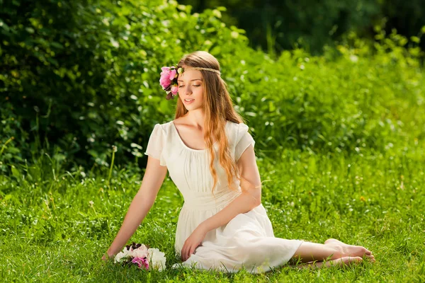 Menina bonita com buquê de flores ao ar livre — Fotografia de Stock