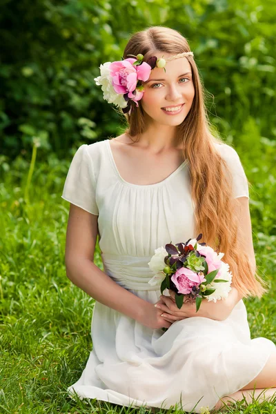 屋外の花の花束で美しい少女 — ストック写真