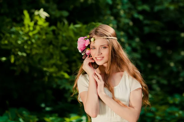 屋外の花の花束で美しい少女 — ストック写真