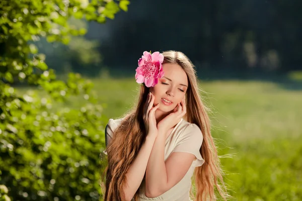 屋外の花の花束で美しい少女 — ストック写真