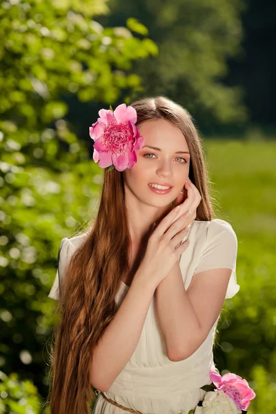 Beautiful girl with bouquet of flowers in outdoor — Stock Photo, Image