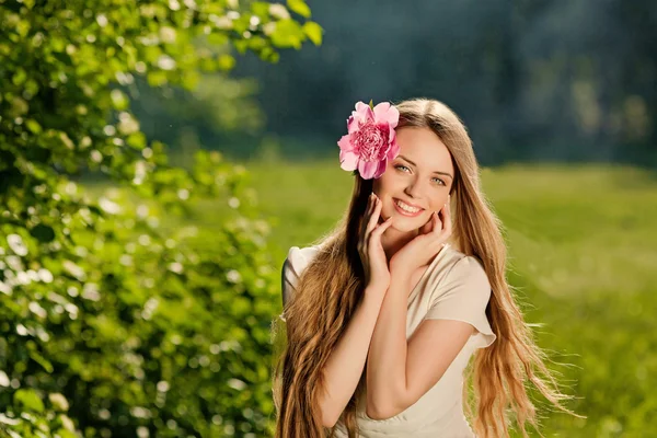 屋外の花の花束で美しい少女 — ストック写真