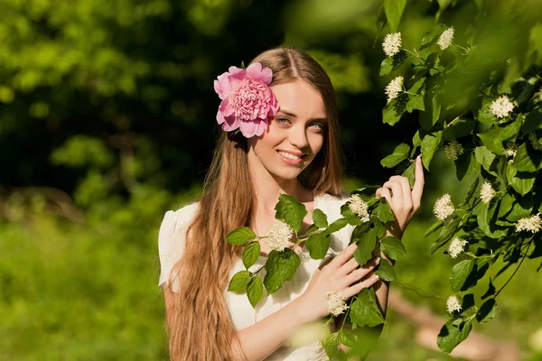 Hermosa joven con flores en la cabeza — Foto de Stock