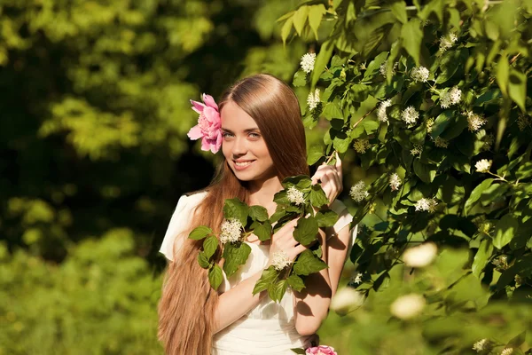 Piękna, młoda dziewczyna z kwiatów na głowie — Zdjęcie stockowe