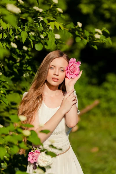Hermosa joven con flores en la cabeza — Foto de Stock