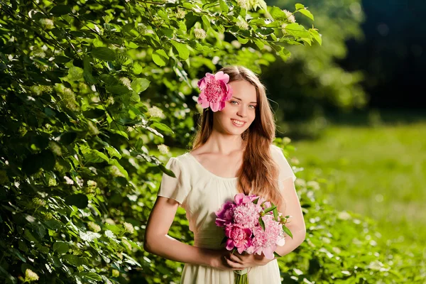 Beautiful girl with bouquet of flowers in outdoor — Stock Photo, Image