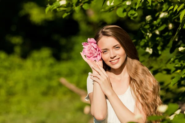 Bela menina com uma flores na cabeça — Fotografia de Stock