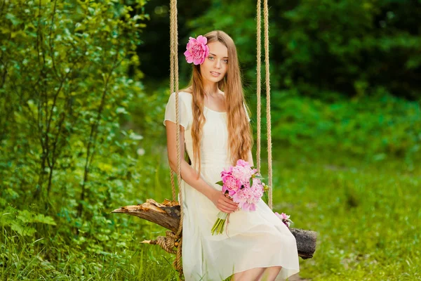 Belle fille avec bouquet de fleurs en plein air — Photo