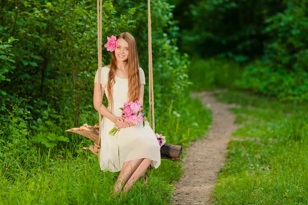 Beautiful girl with bouquet of flowers in outdoor — Stock Photo, Image