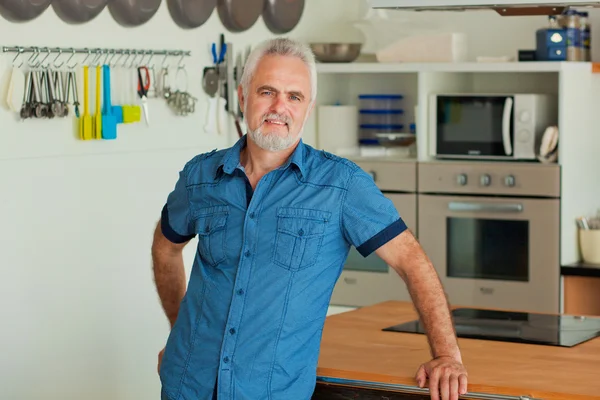 Old man  at the kitchen — Stock Photo, Image