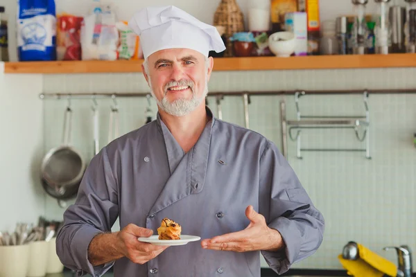 Portret van vriendelijke chef-kok aanwezig dessert — Stockfoto