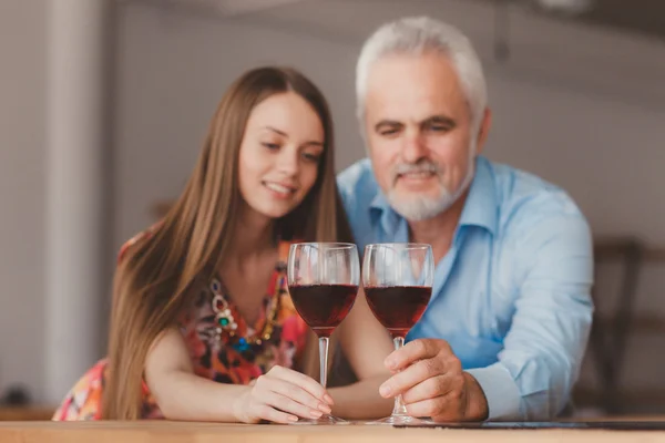 年轻的女孩和老人拿着酒的备选方案 — 图库照片