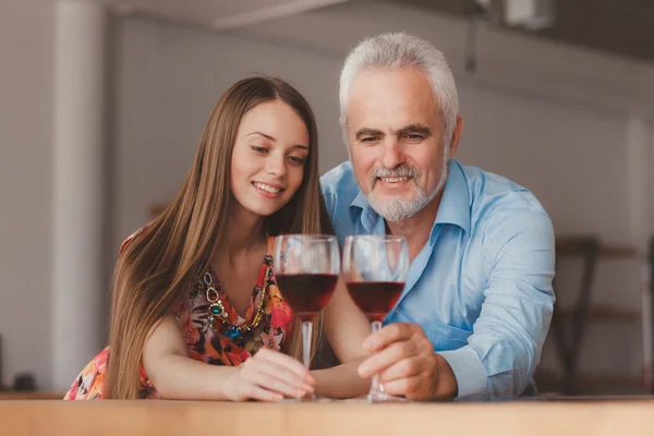 夫妇举行葡萄酒备选方案 — 图库照片