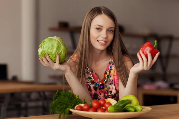 Piękna dziewczyna uśmiechający się gospodarstwa warzywa w jej ręce — Zdjęcie stockowe