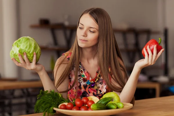 Piękna dziewczyna uśmiechający się gospodarstwa warzywa w jej ręce — Zdjęcie stockowe