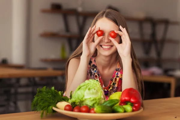 Piękna dziewczyna uśmiechający się gospodarstwa warzywa w swoje ręce — Zdjęcie stockowe