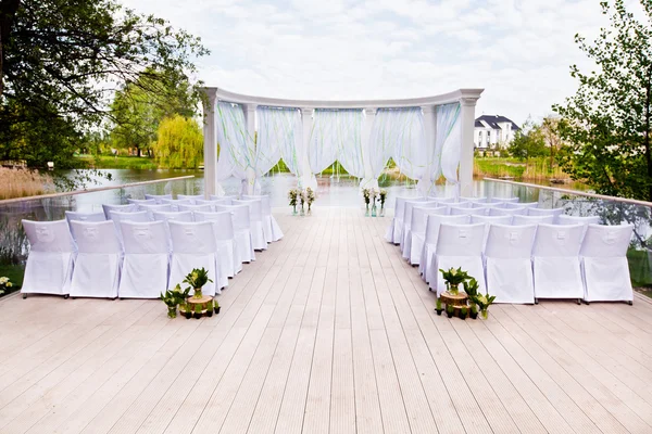 Svatební obřad v krásné zahradě — Stock fotografie