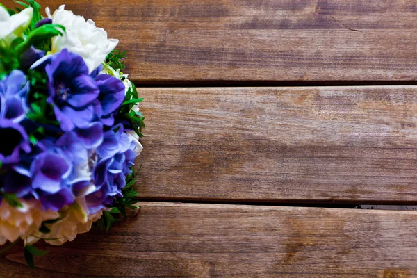 Bellissimo bouquet da sposa su sfondo di legno — Foto Stock