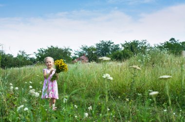 küçük kız alanında tek başına duruyor.