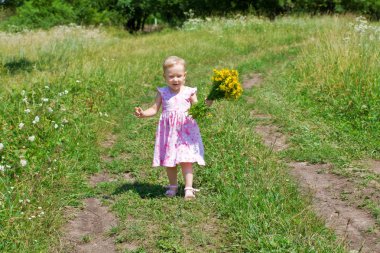 küçük bir kız tarafından alana yürür