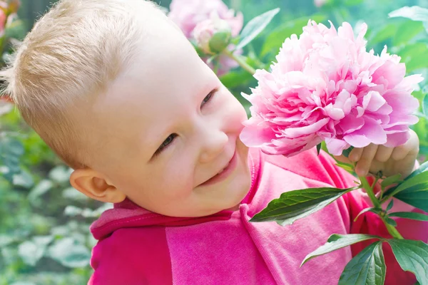 A small child in the garden — Stock Photo, Image