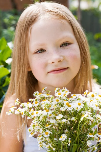 Little girl with a bunch of daisies — Stock Photo, Image