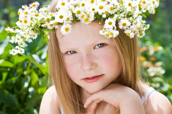 Uma menina bonita na grinalda de flores — Fotografia de Stock