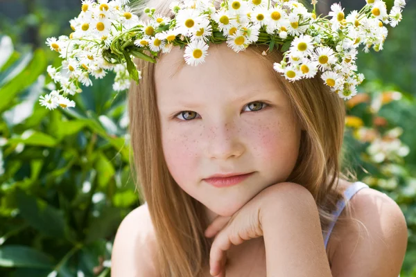 A pretty little girl in wreath of flowers — Stock Photo, Image