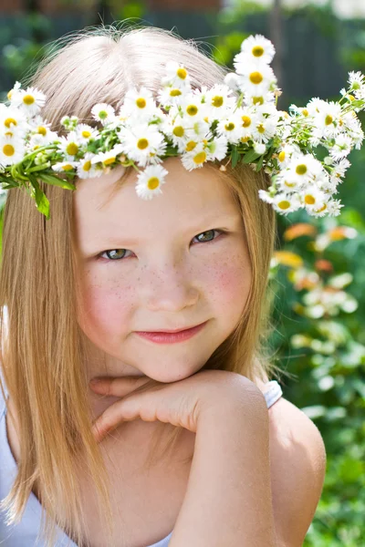 A pretty little girl in wreath of flowers — Stock Photo, Image