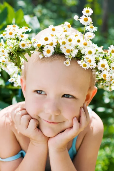 A pretty little girl in wreath of flowers — Stock Photo, Image